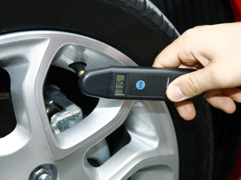 Điều chỉnh áp suất lốp theo đúng khuyến nghị của nhà sản xuất để đảm bảo an toàn, tiết kiệm nhiên liệu