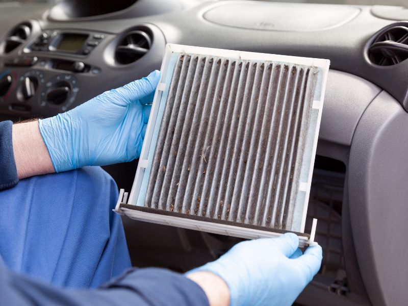Ở mốc bảo dưỡng xe ô tô 20000km, lọc gió điều hòa thường đã tích tụ khá nhiều bụi mịn, phấn hoa và khói bụi