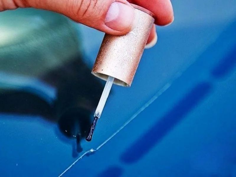 Sơn móng tay có thể làm mờ vết xước nhẹ trên xe