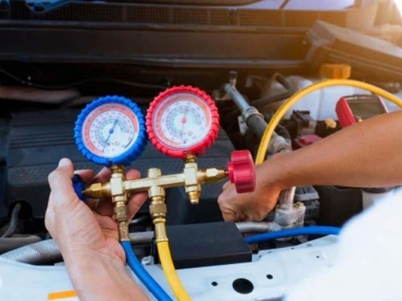 Sử dụng đồng hồ để kiểm tra áp suất gas của hệ thống điều hòa