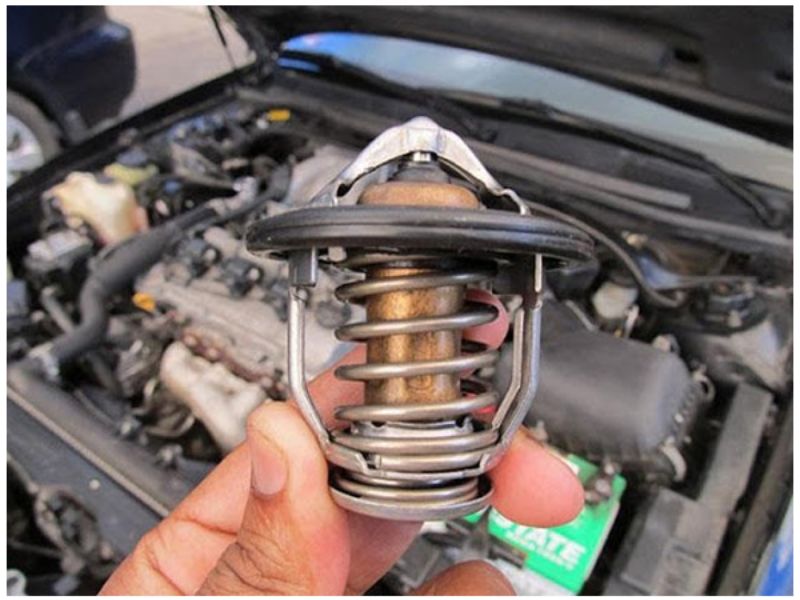Van hằng nhiệt bị kẹt khiến động cơ quá nhiệt
