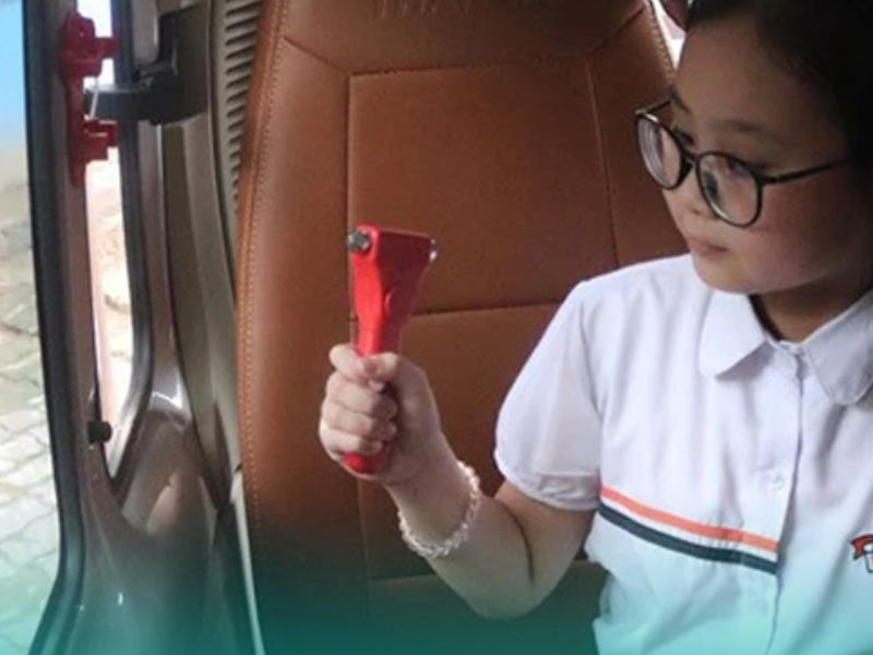 Bạn có thể tập dần cho trẻ các kỹ năng cơ bản như tháo dây an toàn, dùng búa thoát hiểm