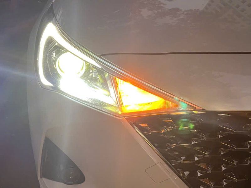 Bật xi-nhan sớm khi chuyển làn hoặc rẽ