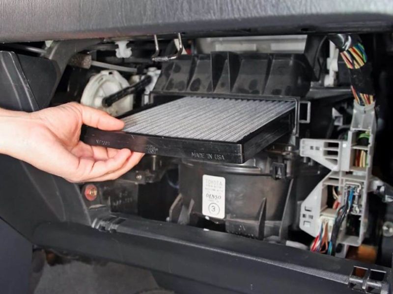 Các bước tháo lọc gió điều hòa ô tô tại nhà