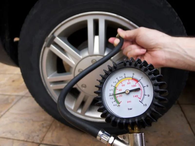 Cách bơm lốp ô tô từng bước chi tiết