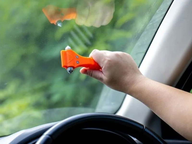 Cách thoát hiểm trên xe ô tô