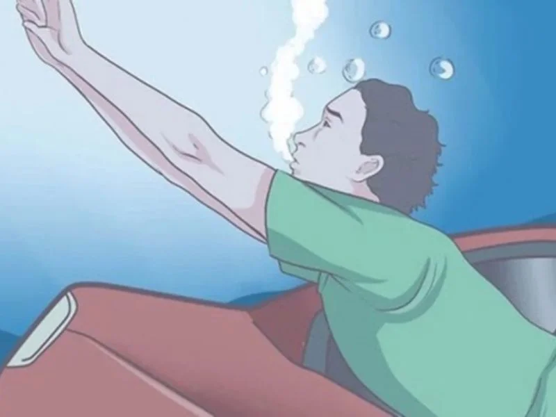 Cách thoát khỏi xe bị chìm xuống nước