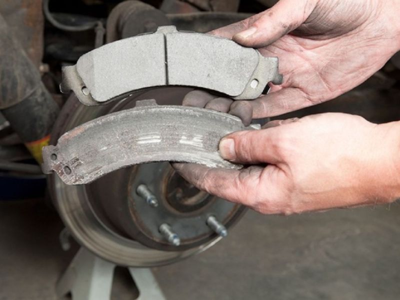 Chuẩn bị sẵn bộ má phanh mới trước khi tiến hành thay