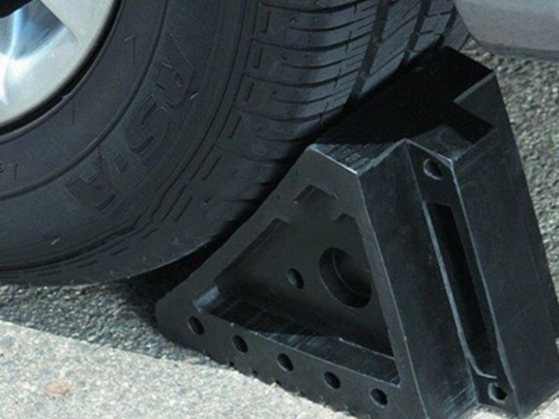 Đặt dụng cụ chặn vào bánh đối diện để cố định xe