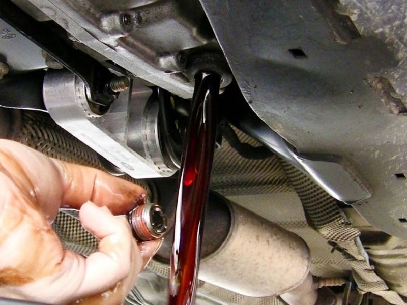 Đặt khay hứng dầu ngay dưới bu-lông xả dầu hộp số để hứng toàn bộ lượng dầu cũ