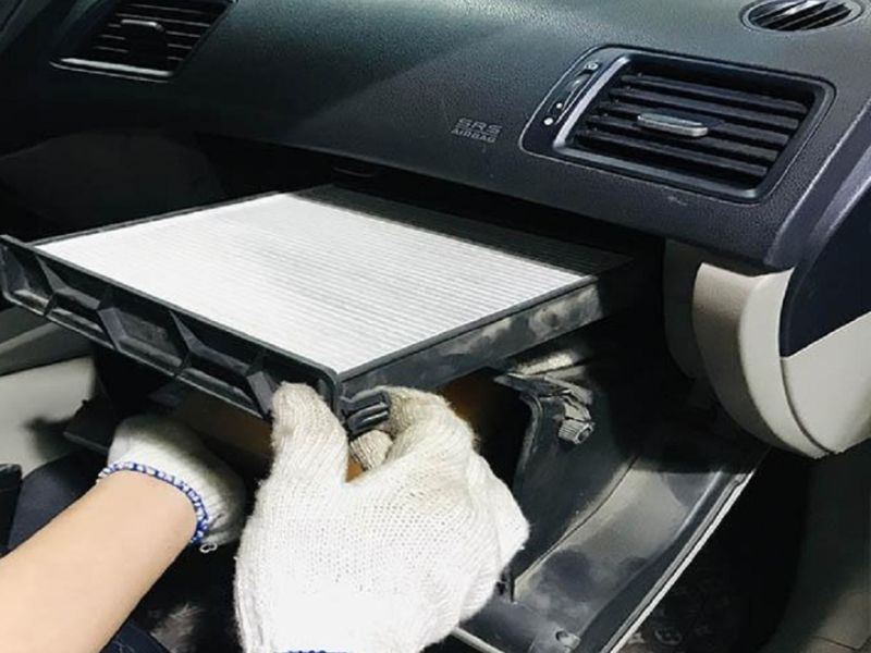 Đặt lọc gió mới vào đúng vị trí sau khi đã lấy bỏ lọc gió cũ