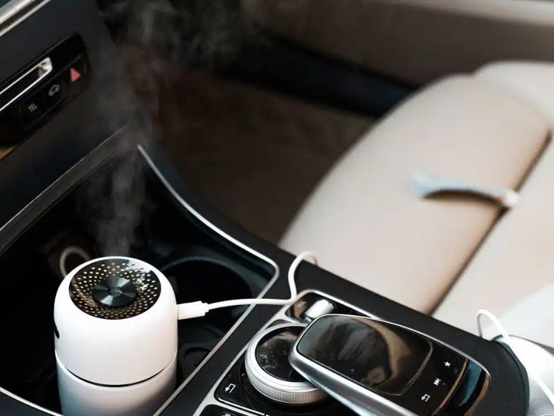 Dùng lọ treo tinh dầu cùng máy khuếch tán mini để tỏa hương nhanh hơn