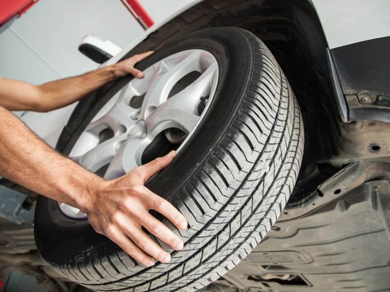 Khi thay má phanh xong, tiến hành lắp lại bánh xe và siết chặt các đai ốc
