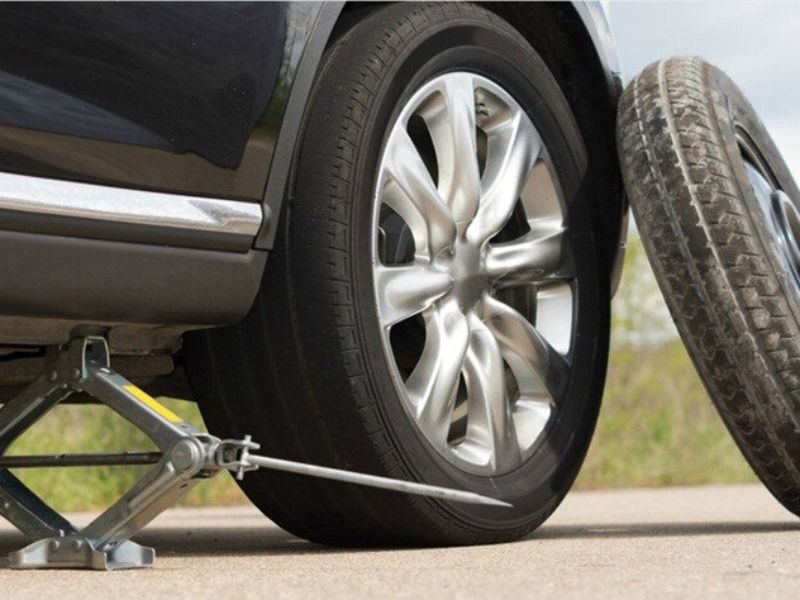 Lắp lốp dự phòng vào sau khi tháo bánh cũ