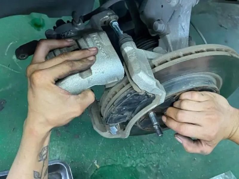Má phanh và cơ cấu phanh bị kẹt cơ học