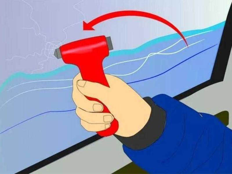 Mở cửa sổ hoặc đập kính thoát hiểm khi xe ô tô rơi xuống nước