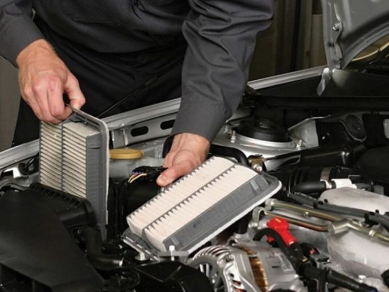 Mở nắp capo và tiến hành kiểm tra dàn nóng và các bộ phận liên quan