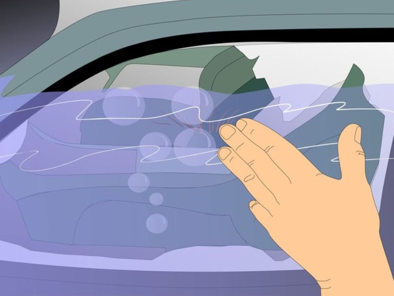 Chờ đến khi nước dâng gần đầy trong khoang xe, áp suất cân bằng thì mới có thể mở cửa chính và thoát ra