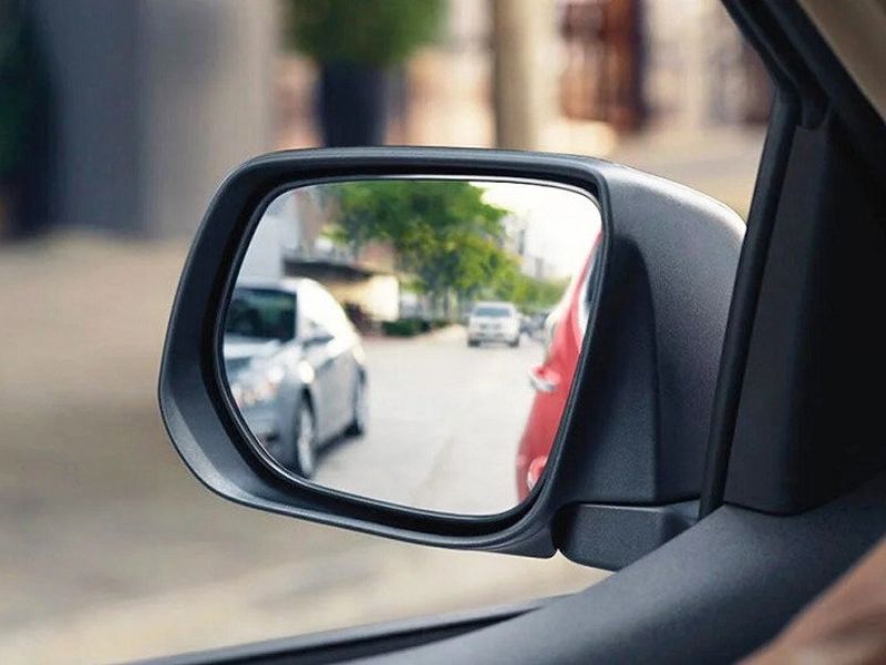 Quan sát gương chiếu hậu thường xuyên