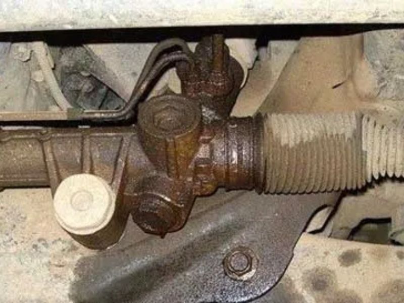 Rò rỉ dầu trợ lực lái là dấu hiệu nhận biết thước lái ô tô gặp vấn đề