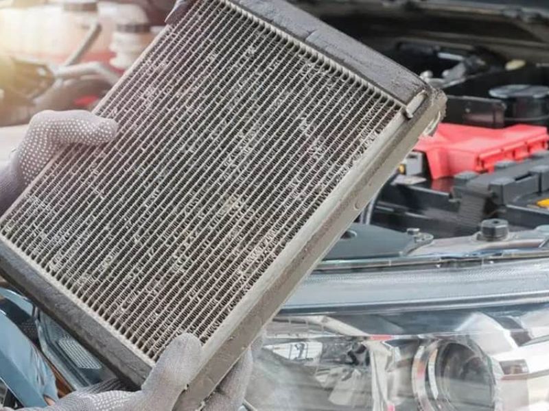 Tháo dàn lạnh và vệ sinh bằng dung dịch giúp loại bỏ mùi khó chịu