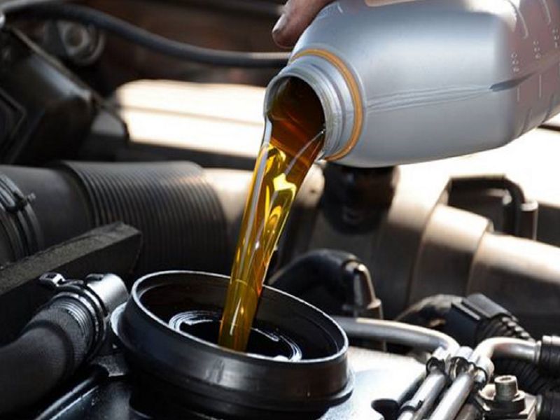 Thao tác nhẹ nhàng, chậm rãi để dầu không bị trào hay tạo bọt khí