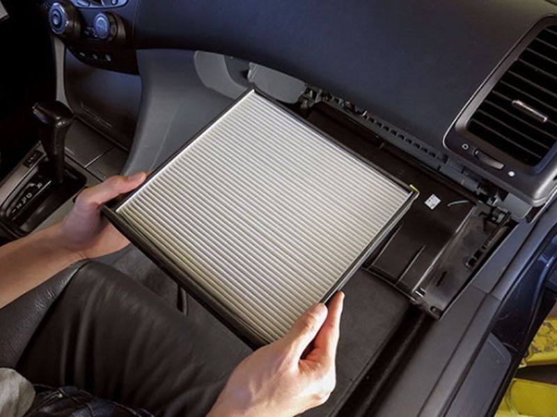 Thay lọc gió mới sau mỗi 10.000 – 15.000 km hoặc 6 – 12 tháng sử dụng