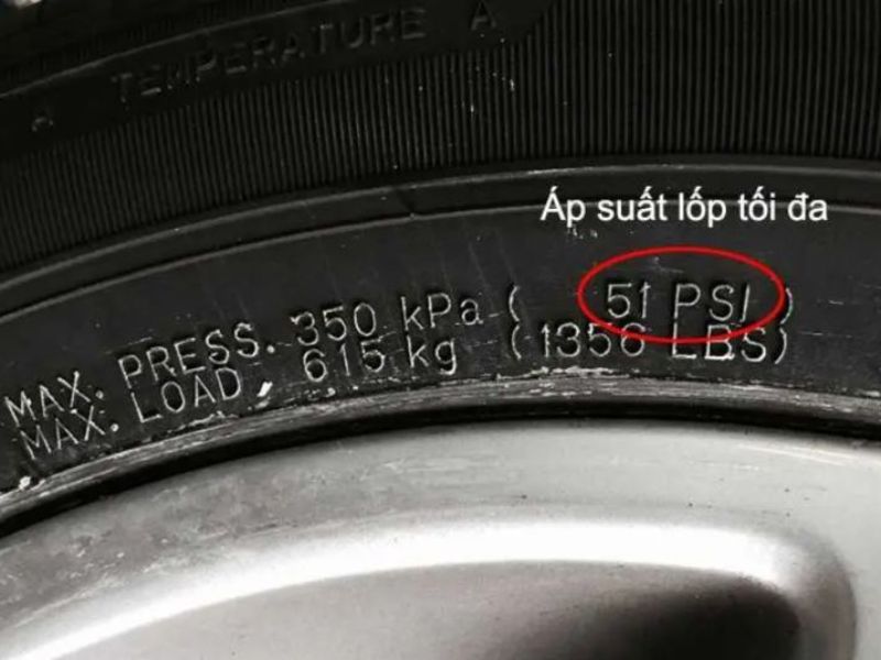 Trên hông lốp luôn in rõ mức áp suất, thuận tiện cho việc kiểm tra