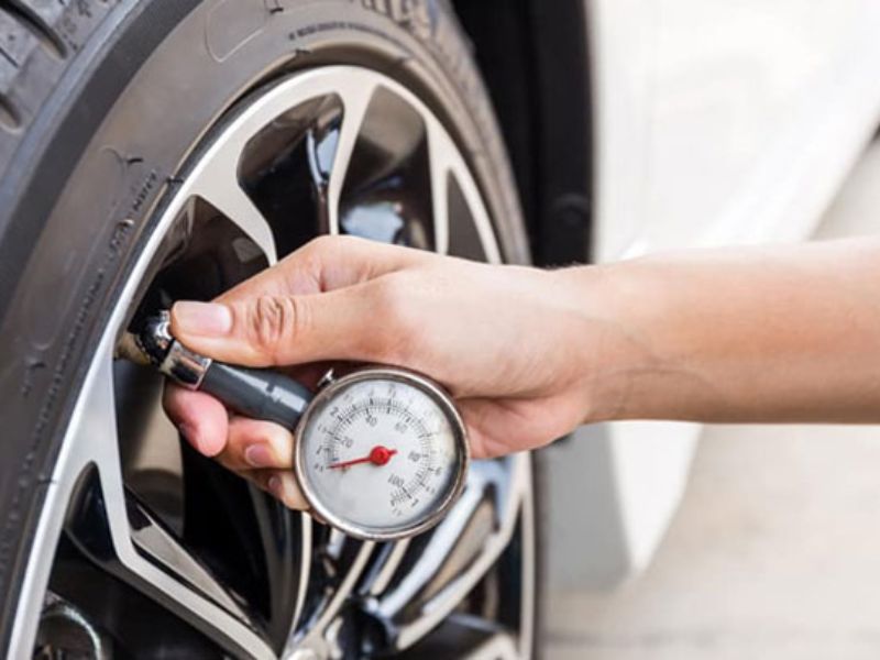 Trước khi tiến hành bơm, việc kiểm tra áp suất lốp là bước quan trọng nhất
