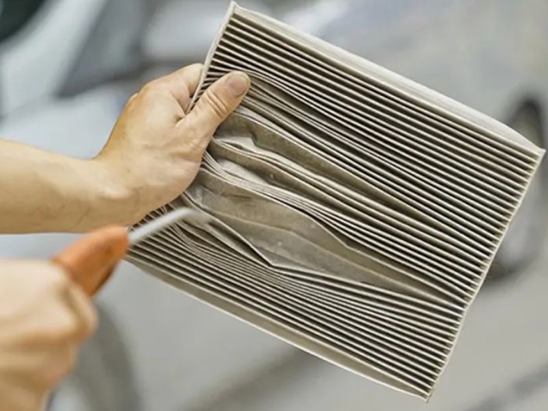 Vệ sinh lọc gió bằng khí nén chứ không dùng nước để vệ sinh