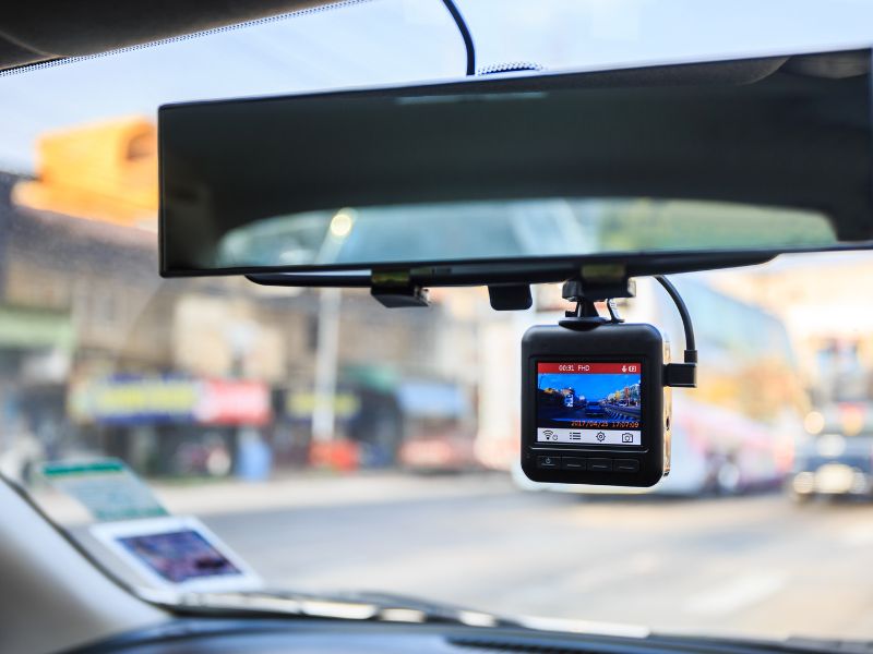 Vị trí phù hợp nhất để lắp camera là ngay giữa kính lái phía trước