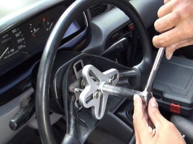 Vô lăng bị rơ hoặc lệch tâm khiến người lái khó kiểm soát hướng đi