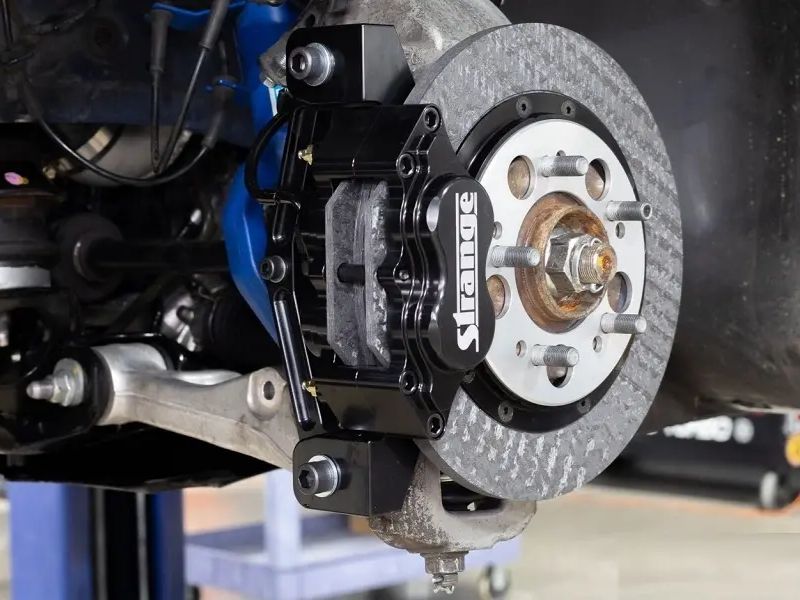 Hiểu rõ gốc rễ của vấn đề sẽ giúp bạn có phương án khắc phục triệt để. Dưới đây là những "thủ phạm" chính gây ra tình trạng kẹt phanh: