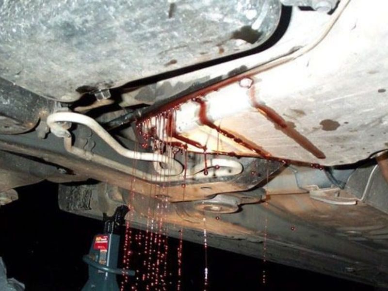 Xe ô tô bị chảy dầu dưới gầm