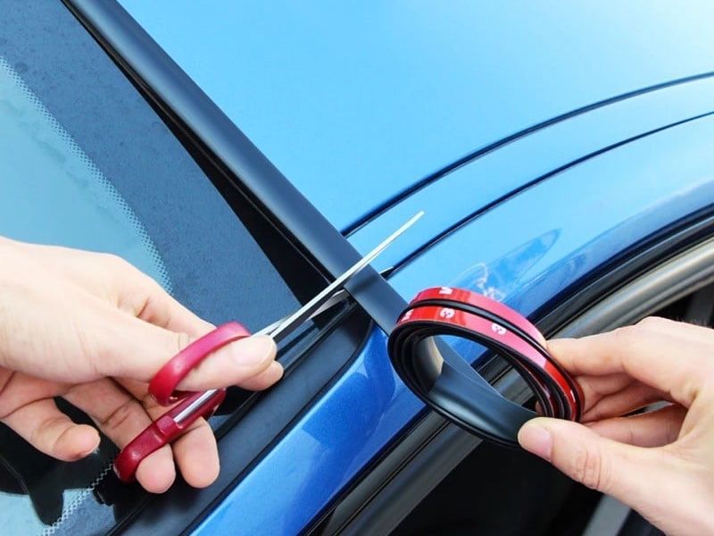Gioăng cao su ở cửa xe, cửa sổ trời hoặc kính chắn gió bị lão hóa, co ngót