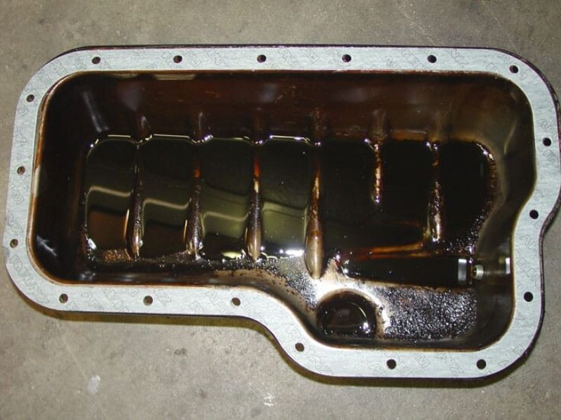 Xe ô tô bị chảy dầu dưới gầm