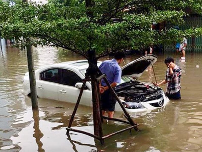 Xe ô tô bị ngập nước chết máy