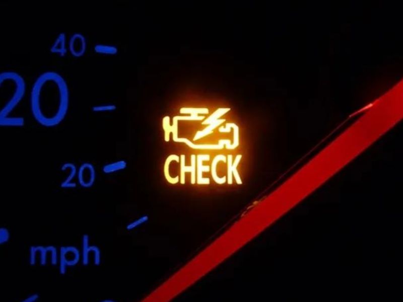 Sáng đèn báo lỗi động cơ (Check Engine)