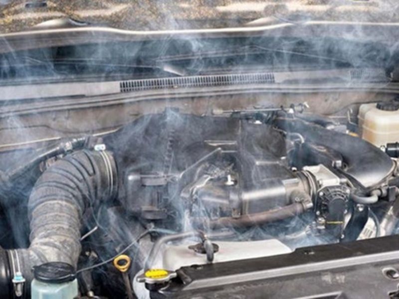 Động cơ xe bị quá nhiệt làm cho két nước bị sôi