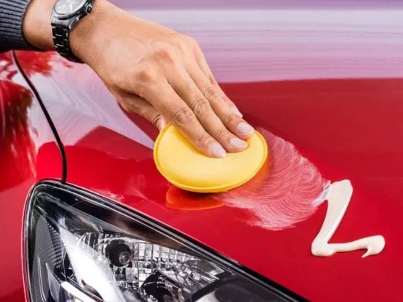Tiến hành đánh bóng cana ô tô