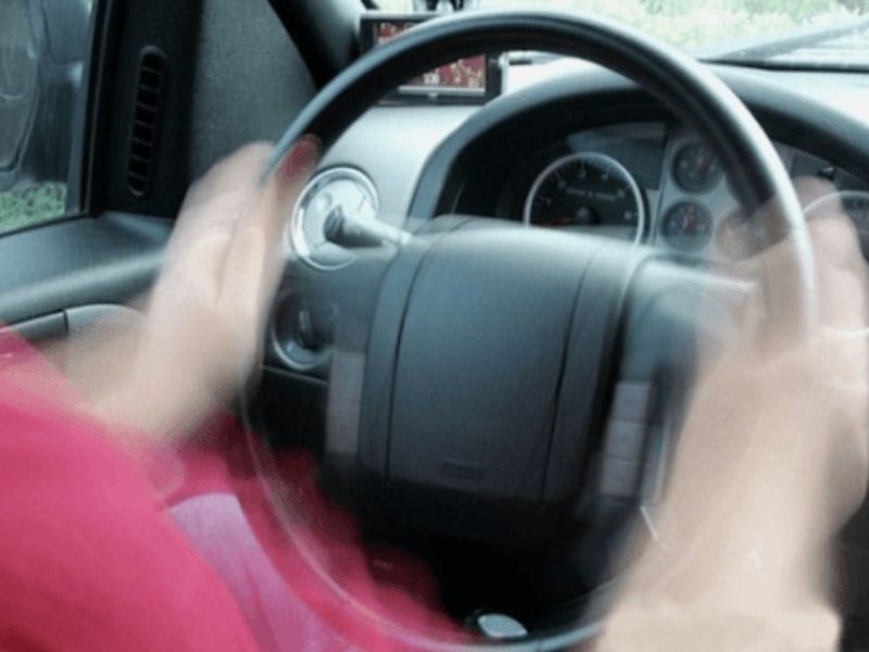 Vô lăng hoặc bàn đạp phanh bị rung giật mạnh khi phanh