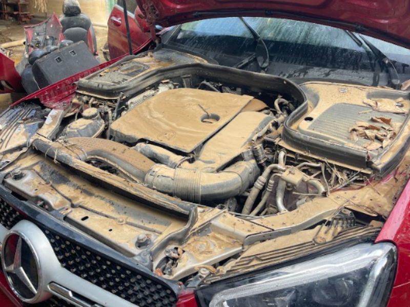 Bùn xâm nhập vào khoang máy gây thủy kích hoặc mài mòn xylanh, piston