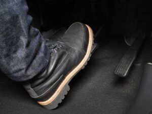 cách đạp côn xe ô tô 