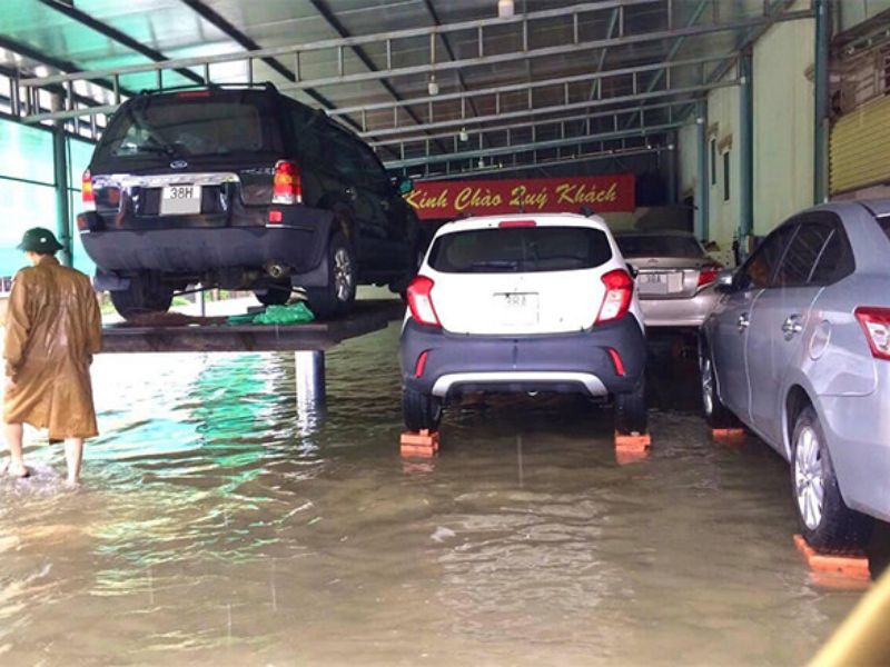 Cách ngăn nước tràn vào sàn xe