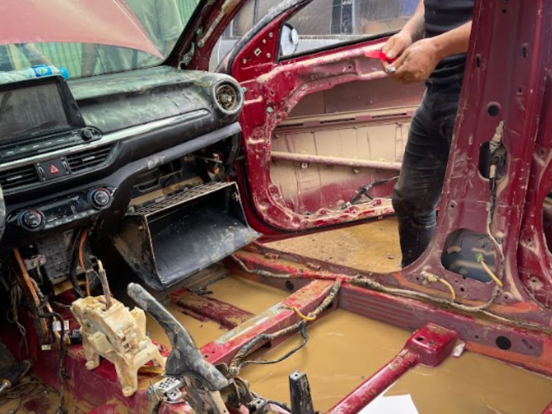 Cách xử lý ô tô ngập bùn