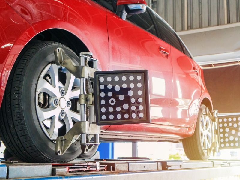 Căn chỉnh độ chụm bánh xe giúp xe vận hành ổn định trở lại