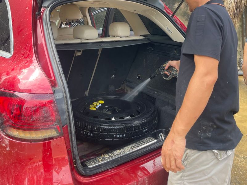 Sửa xe ngập nước: Quy trình, chi phí và những lưu ý quan trọng 4 Xe ngập nông nước chưa vào đến động cơ