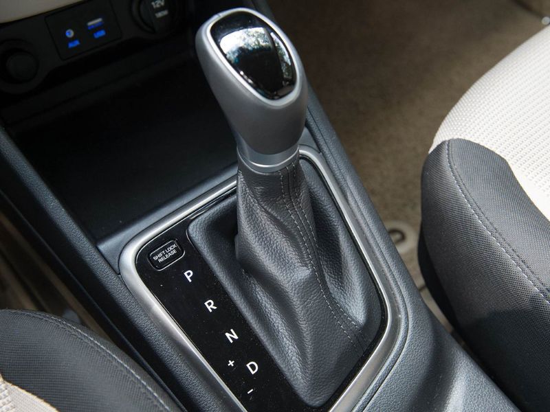 Chuyển xe về chế độ P và kéo phanh tay hết cỡ để tránh xe bị trôi