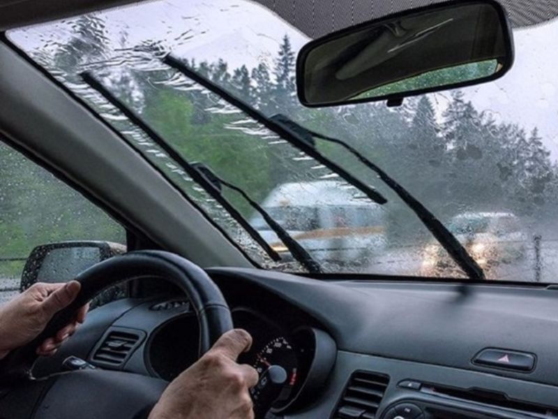 Cửa kính, cần gạt nước, điều hòa hoặc đèn pha tự bật – tắt không theo điều khiển