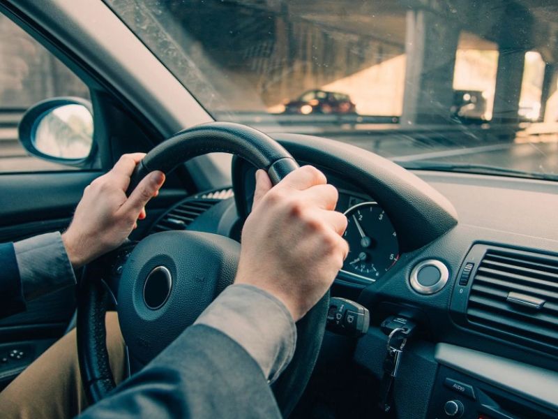 Đánh lái dứt khoát để xe không bị lệch cua 